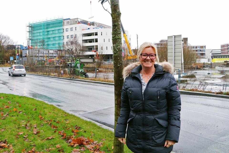 Kari Raustein (Frp), som er leder i kommunalstyret for byutvikling, sier på ny nei til brannstasjon foran det kommende sykehjemmet i Lervig. Foto: Stein Roger Fossmo