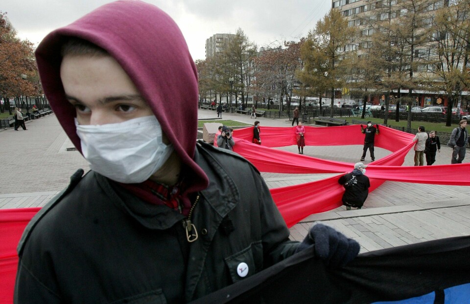 MARKERING: Rosa sløyfe-aksjon i Moskva i anledning Verdens Aidsdag. Betegnende nok er bildet ti år gammelt.FOTO: DENIS SINYAKOV/NTB SCANPIX