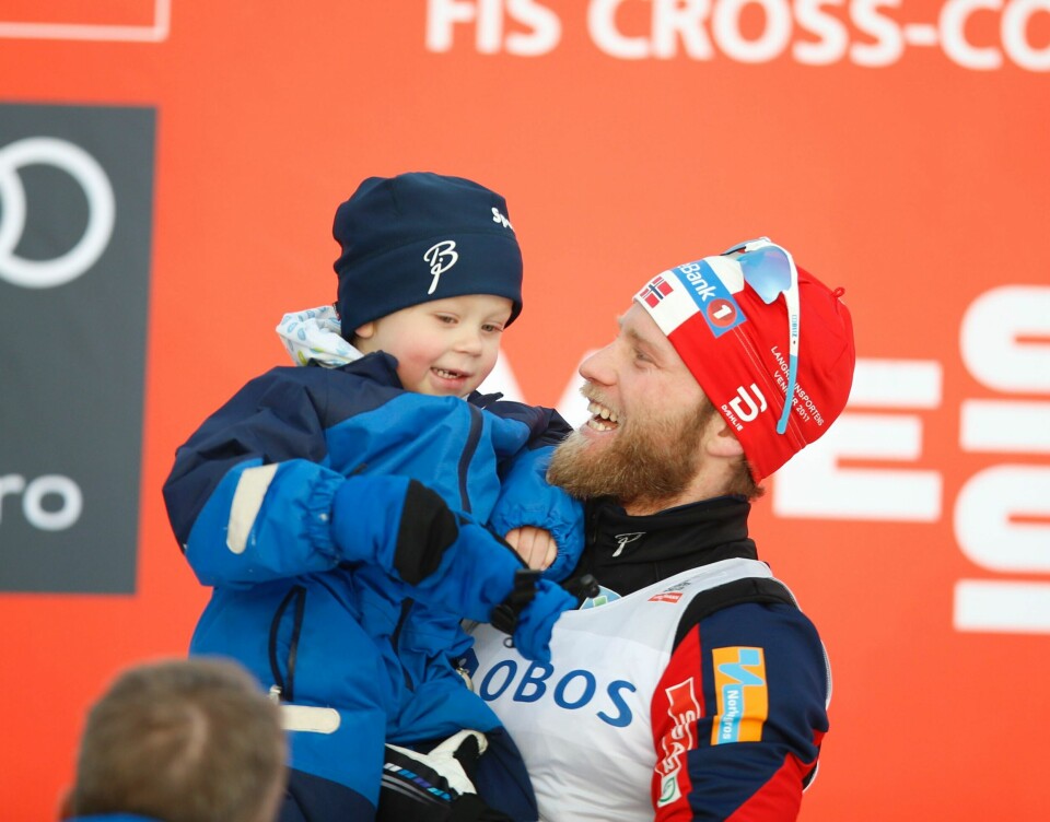 Martin Johnsrud Sundby tok med seg sønnen Markus på seierspallen.