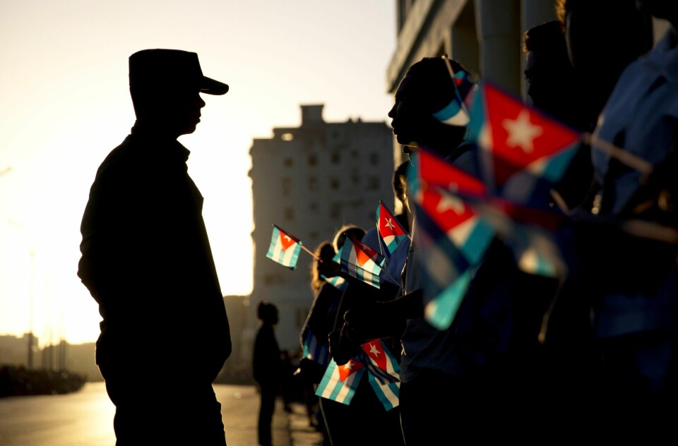 Mennesker venter i morgen- timene tidligere denne uka på at asken etter Fidel Castro skal fraktes forbi. Mennesker venter i morgen- timene tidligere denne uka på at asken etter Fidel Castro skal fraktes forbi.
