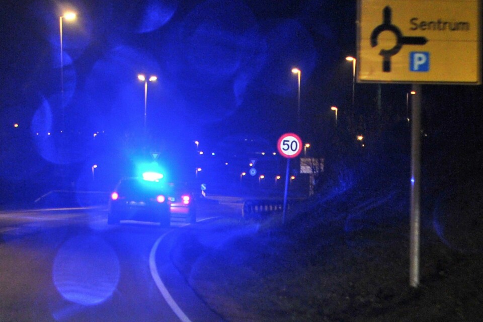 Mørkkledde menn gikk langs veien