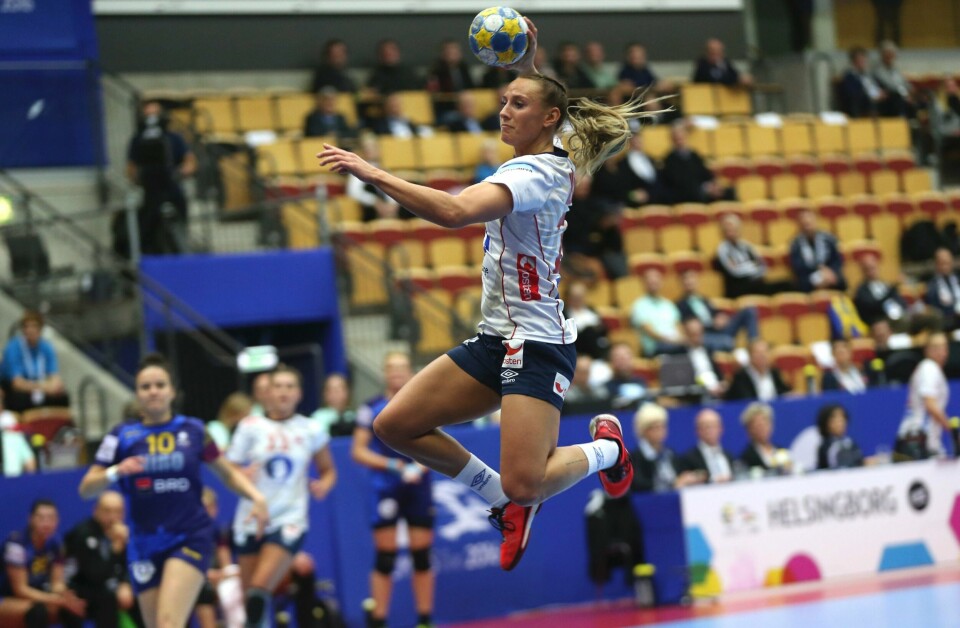 Camilla Herrem setter ett av sine to kontringsmål i åpningskampen av EM i Helsingborg. Norge slo Romania 23-21 mandag kveld. Foto: Vidar Ruud/NTB scanpix