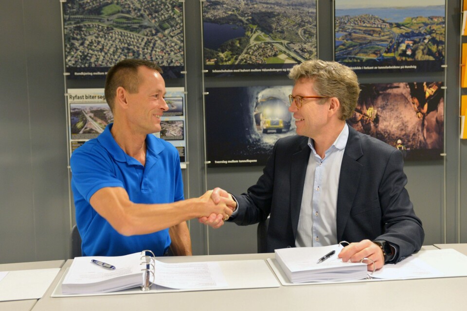 Ryfast-prosjektleder Gunnar Eiterjord og administrerende direktør Tore Bakke i Bravida. Foto: Statens vegvesen