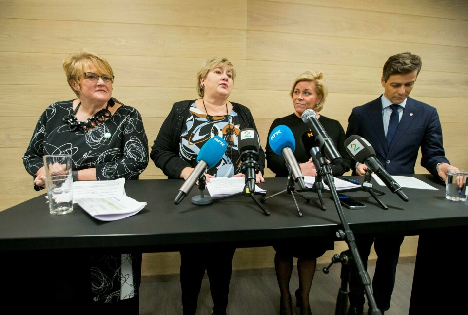 En styrking av klimaloven var blant det Venstre-leder Trine Skei Grande (f.v.), statsminister Erna Solberg, finansminister Siv Jensen og KrF-leder Knut Arild Hareide hadde blitt enige om da de møtte pressen med sitt budsjettforlik lørdag kveld.