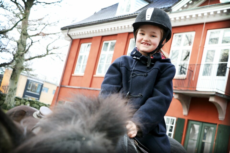 Gun Lovise Tjeldnes Rørosgaard (8) har ridd på ponni før, og synes det var veldig stas. Hun synes ponniene er skjønne, og beskriver rideturen som hundre prosent morsom. Sammen med mamma Ulla og storesøster Liv var hun tilbake på julearrangementet for andre år på rad. FOTO: TONE HELENE OSKARSEN Gun Lovise Tjeldnes Rørosgaard (8) har ridd på ponni før, og synes det var veldig stas. Hun synes ponniene er skjønne, og beskriver rideturen som hundre prosent morsom. Sammen med mamma Ulla og storesøster Liv var hun tilbake på julearrangementet for andre år på rad. FOTO: TONE HELENE OSKARSEN