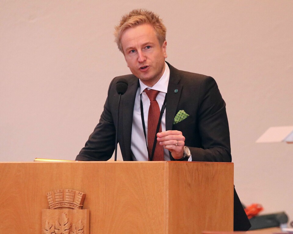 Jan Erik Søndeland på talerstolen under mandagens bystyre. Foto: Arne Birkemo