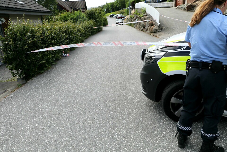 Politiet sperret av gater i området der knivstikkingen skal ha funnet sted. Foto: Arne Birkemo