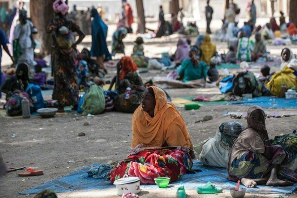 PÅ FLUKT: Interne flyktninger venter på å bli innlemmet i en flyktningleir i Bama nord i Nigeria. FOTO: STEFAN HEUNIS/NTB SCANPIX