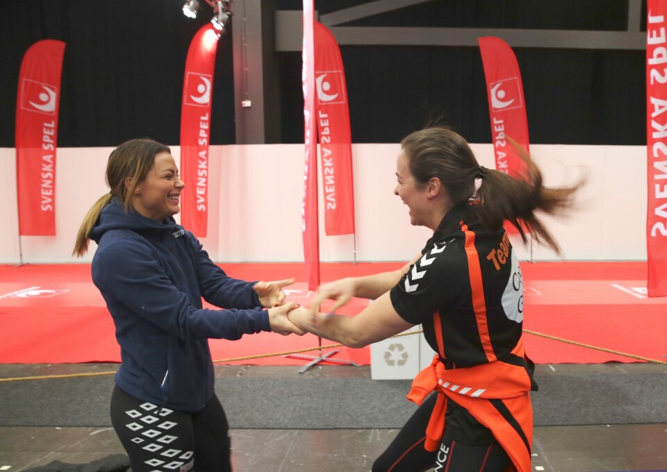 Nora Mørk hilser på Nederlands Yvette Broch under pressetreffet lørdag. Søndag møtes de i finalen. Nora Mørk hilser på Nederlands Yvette Broch under pressetreffet lørdag. Søndag møtes de i finalen.