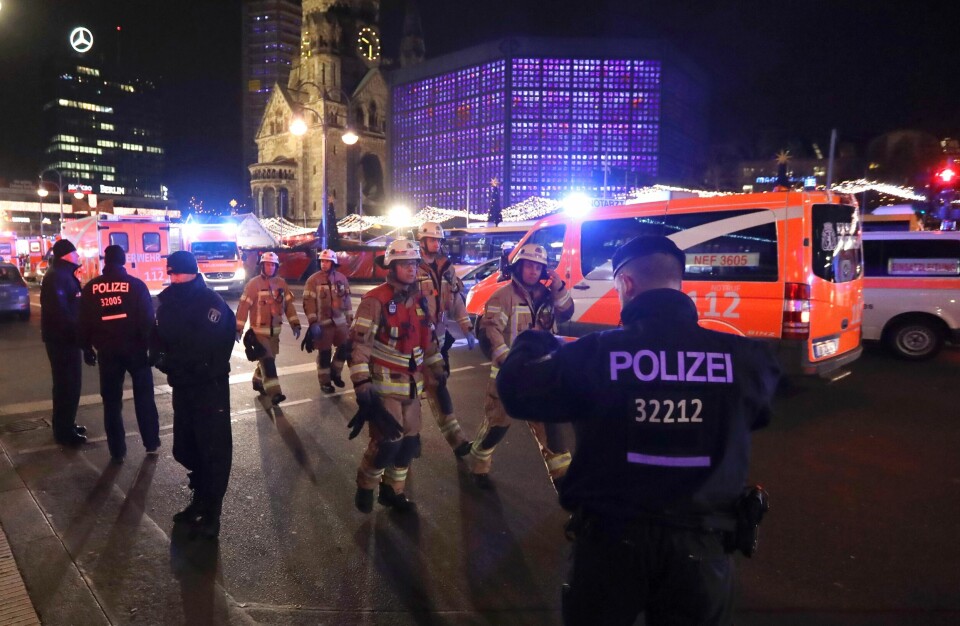 Politi og brannmenn strømmet til åstedet, like ved Berlins kjente Kaiser-Wilhelm kirke , et minnesmerke fra Andre verdenskrig. Politi og brannmenn strømmet til åstedet, like ved Berlins kjente Kaiser-Wilhelm kirke , et minnesmerke fra Andre verdenskrig.