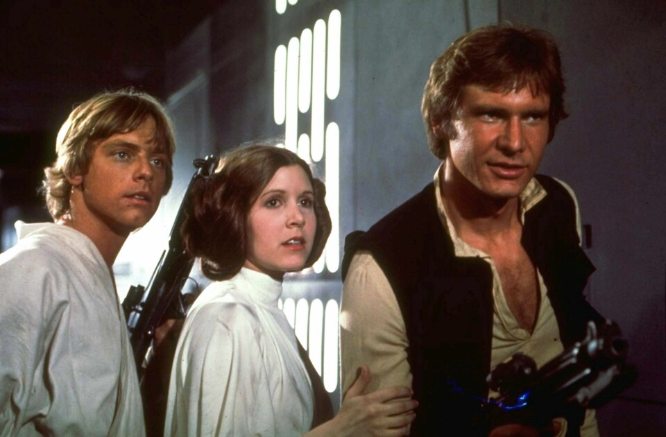 Carrie Fisher sammen med Mark Hamill (t.v.) og Harrison Ford i 1977-filmen «Star Wars», som skulle bli et av verdens største og mest formgivende popkulturelle fenomener.
