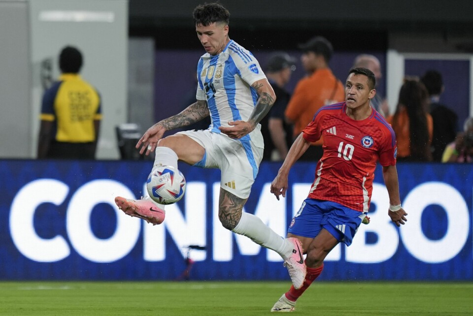 Enzo Fernández (til venstre) legger seg flat etter Argentinas Copa America-feiring. Enzo Fernández (til venstre) legger seg flat etter Argentinas Copa America-feiring. Foto: Julia Nikhinson / AP / NTB