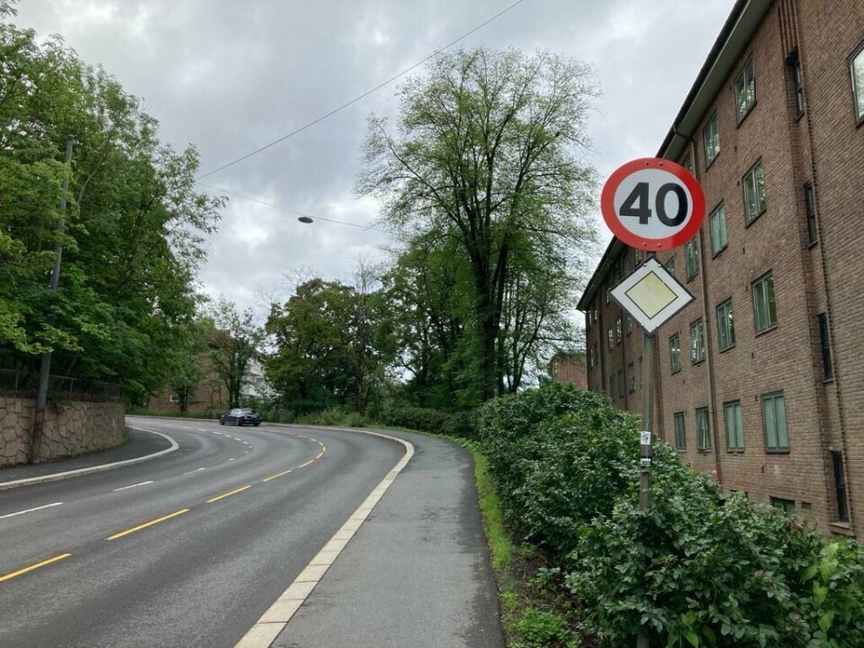 Fartsgrensa i Grenseveien opp fra Carl Berners plass sentralt i Oslo, er 40 kilometer i timen. Fartsgrensa i Grenseveien opp fra Carl Berners plass sentralt i Oslo, er 40 kilometer i timen.