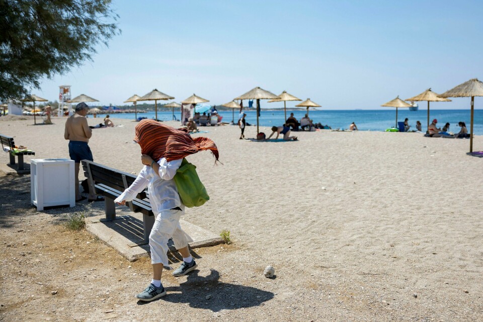 På grunn av varmen har myndighetene i Hellas beordret noen bedrifter om å begrense utendørsarbeid på ettermiddagen. På grunn av varmen har myndighetene i Hellas beordret noen bedrifter om å begrense utendørsarbeid på ettermiddagen. Foto: Yorgos Karahalis / AP / NTB
