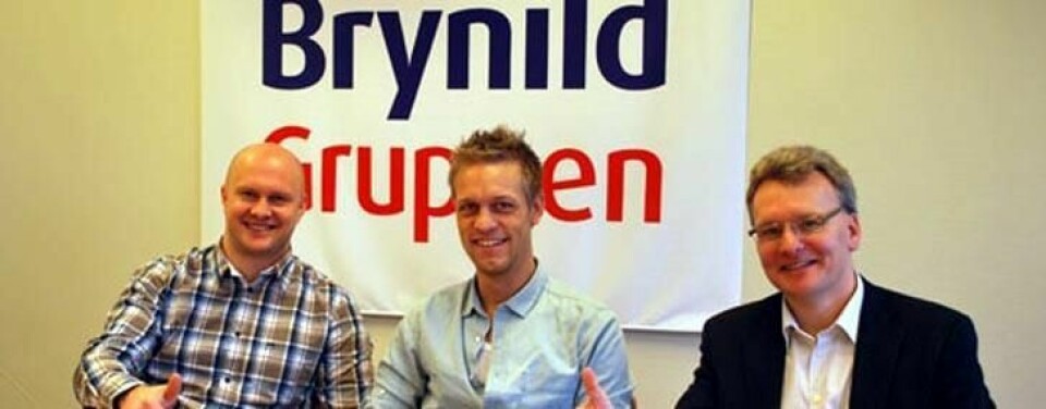 På bildet ser vi sportssjef Joacim Jonsson, Mads Hansen og adm. dir. i Brynild Gruppen , Karsten F. Hansen.