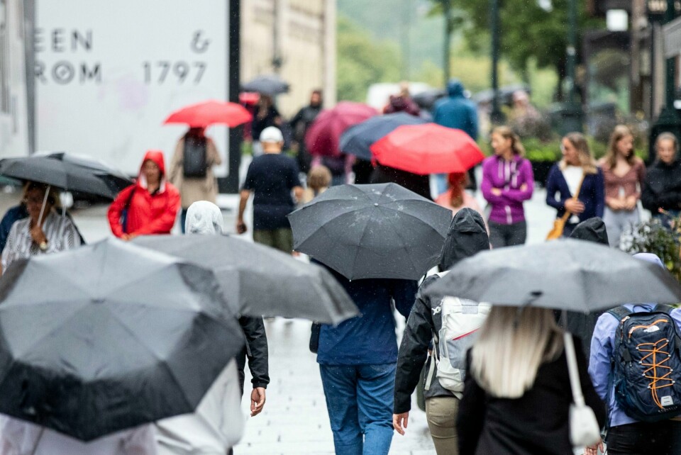 Det er bare å finne fram paraplyen, for de neste 48 timene blir det vått, melder Meteorologisk institutt. Illustrasjonsfoto. Det er all grunn til å ha paraplyen klar, ifølge meteorologenes prognoser. Foto: Beate Oma Dahle / NTB