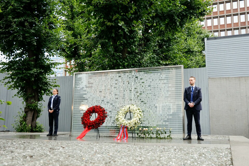 Fra fjorårets kransenedleggelse under minnemarkeringen på minnestedet foran Høyblokka i Regjeringskvartalet. Fra fjorårets kransenedleggelse under minnemarkeringen på minnestedet foran Høyblokka i Regjeringskvartalet. Foto: Tor Erik Schrøder / NTB