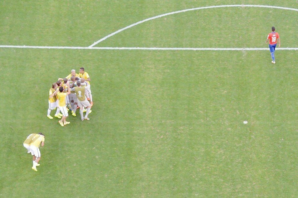 Chiles Gonzalo Jara begynner på den lange vegen mot benken etter å ha bommet på det avgjørende straffesparket i åttendedelsfinalen mot Brasil. FOTO: AFP/FRANCOIS XAVIER MARIT