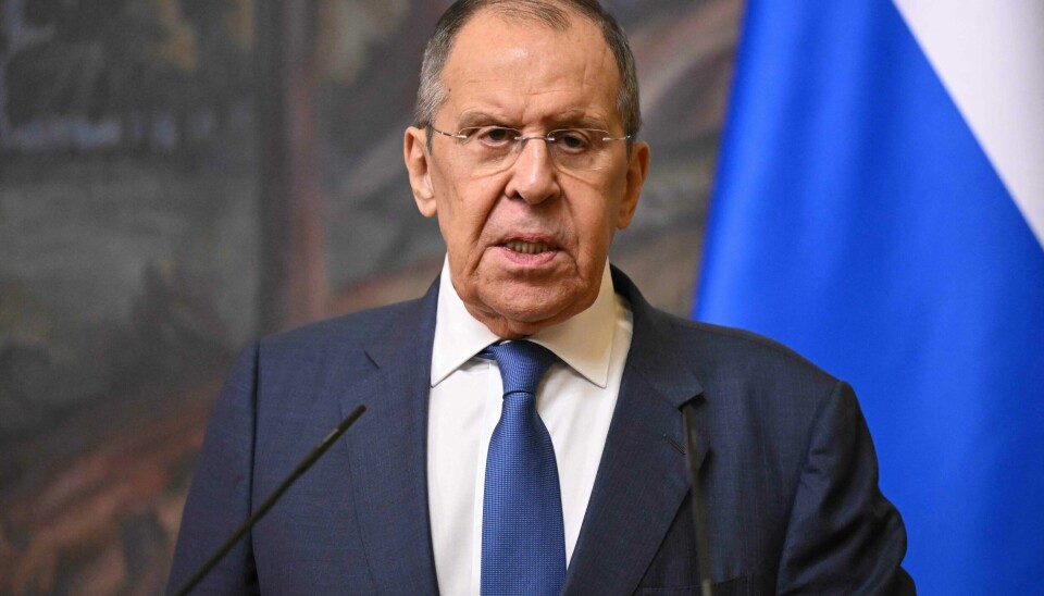 Utenriksminister Sergej Lavrov tror mange vil flytte til Russland for å slippe å bo et sted som støtter LHBT-personer og deres rettigheter. Russian Foreign Minister Sergei Lavrov attends a joint press conference with his Cuban counterpart following their talks in Moscow on June 12, 2024. (Photo by NATALIA KOLESNIKOVA / POOL / AFP)