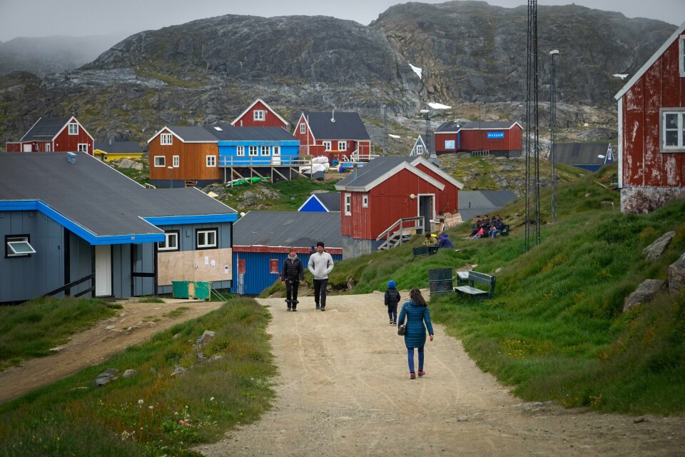 Den lille bosetningen Kulusuk på Øst-Grønland. Grønland er fortsatt en del av Danmark, men har hatt selvstyre siden 1979. Illustrasjonsfoto. Den lille bosetningen Kulusuk på Øst-Grønland. Foto: Heiko Junge / NTB