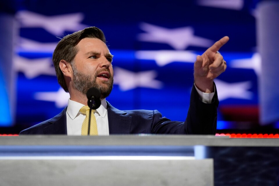 J.D. Vance har lenge vært en av de ledende motstanderne av USAs støtte til Ukraina i krigen mot Russland. Onsdag ryddes scenen under Republikanernes landsmøte for Donald Trumps valg av visepresidentkandidat, senator J.D. Vance fra Ohio. Han er et heller ukjent ansikt for amerikanere flest. Foto: AP / NTB