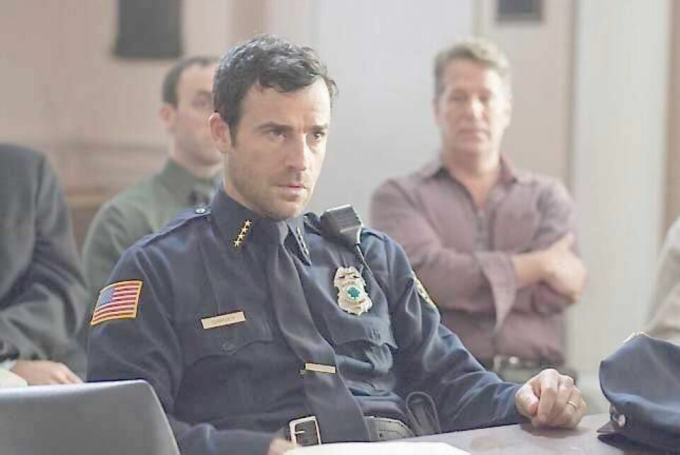 «The Leftovers» byr på kvinner og menn på randen, blant dem politimester Garvey (Justin Theroux) i et HBO-drama som slett ikke gir publikum noen lettfordøyelig sommerunderholdning. FOTO: HBO NORDIC
