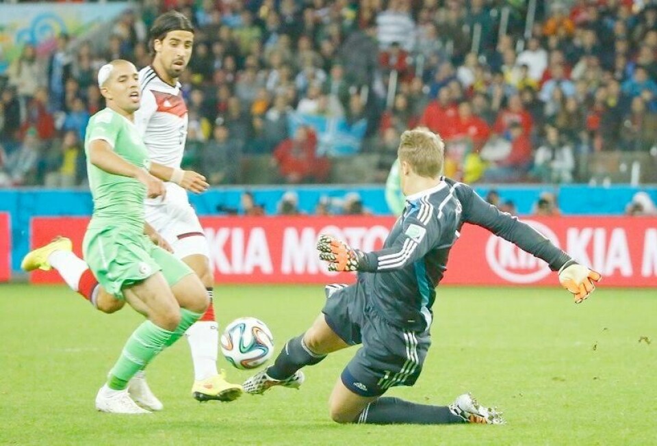 Tysklands keeer Manuel Neuer spilte nærmest som sweeper og var våken på Algeries kontringer. FOTO: STEFFANO RELLANDINI/NTB SCANPIX