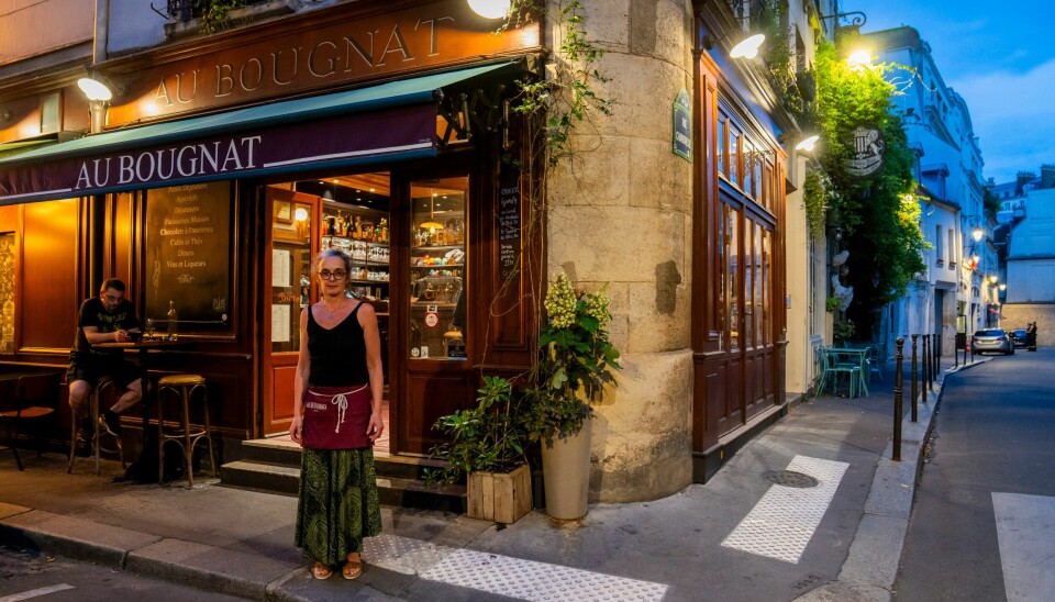Phanie Louvrier er eier av familierestauranten Au Bougnat på øya Île de la Cité i Seinen. Store deler av Paris rundt Seinen er stengt av før åpningsseremonien før OL i Paris 2024. Phanie Louvrier er eier av familierestauranten Au Bougnat på øya Île de la Cité i Seinen. Store deler av Paris rundt Seinen er stengt av før åpningsseremonien før OL i Paris 2024.Foto: Fredrik Varfjell / NTB