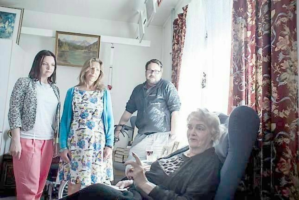 Beboer Trude Nordahl Larsen støtter de tillitsvalgte Ola Harald Svenning fra Fagforbundet og Alina Zamalieva fra Norsk Sykepleierforbund i at det er urimelig å kutte lønnstillegget til de ansatt ved sykehjemmet. Vigdis Wollan (midten) sluttet på sykehjemmet.