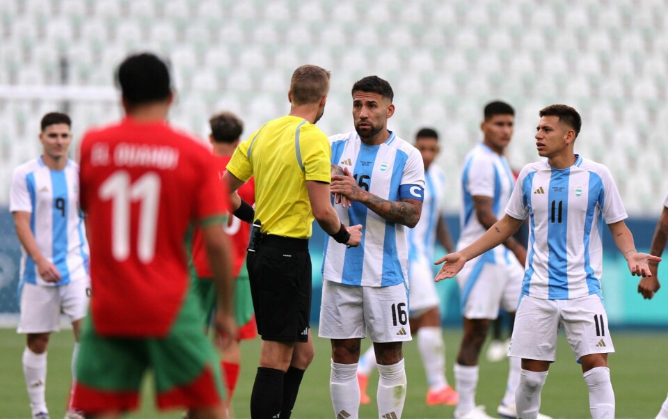 Nicolas Otamendi klager til dommer Glenn Nyberg fra Sverige etter at Argentina fikk et mål annullert to timer etter kampslutt og måtte avslutte kampen for tomme tribuner etter banestorming Nicolas Otamendi klager til dommer Glenn Nyberg fra Sverige etter at Argentina fikk et mål annullert to timer etter kampslutt og måtte avslutte kampen for tomme tribuner etter banestorming