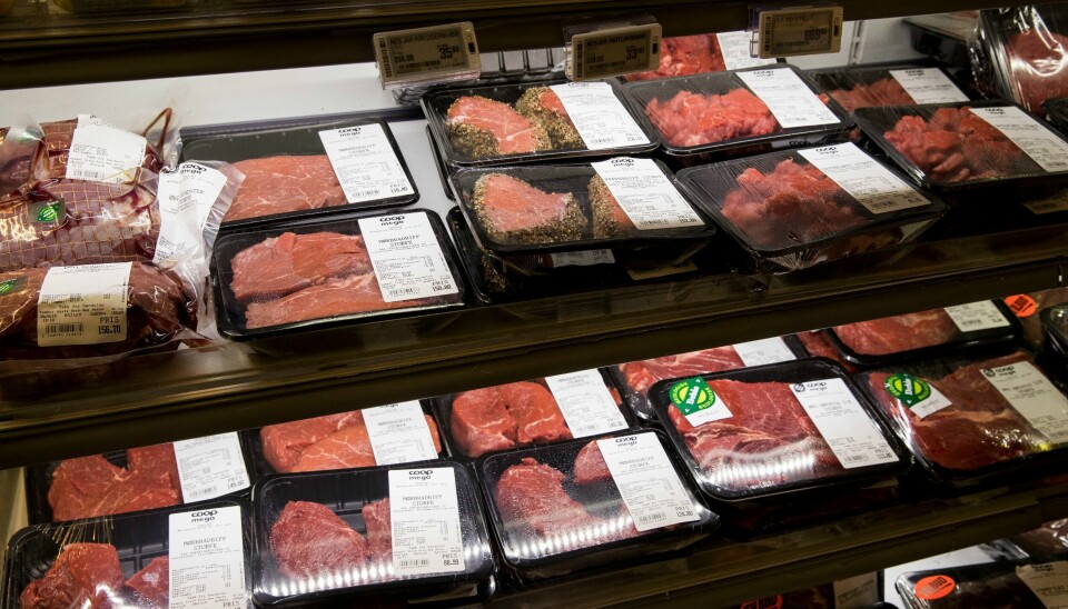 Vestre foreslår å øke momsen på kjøtt fra 15 prosent til 18 prosent. Bildet viser ferskt kjøtt i en Coop-butikk. Alt kjøttet på bildet er fra Norge. Men ofte kan det være lik pakke for kjøtt produsert i både Norge og andre land. Da kan folk bli forvirret. Foto: Terje Pedersen / NTB