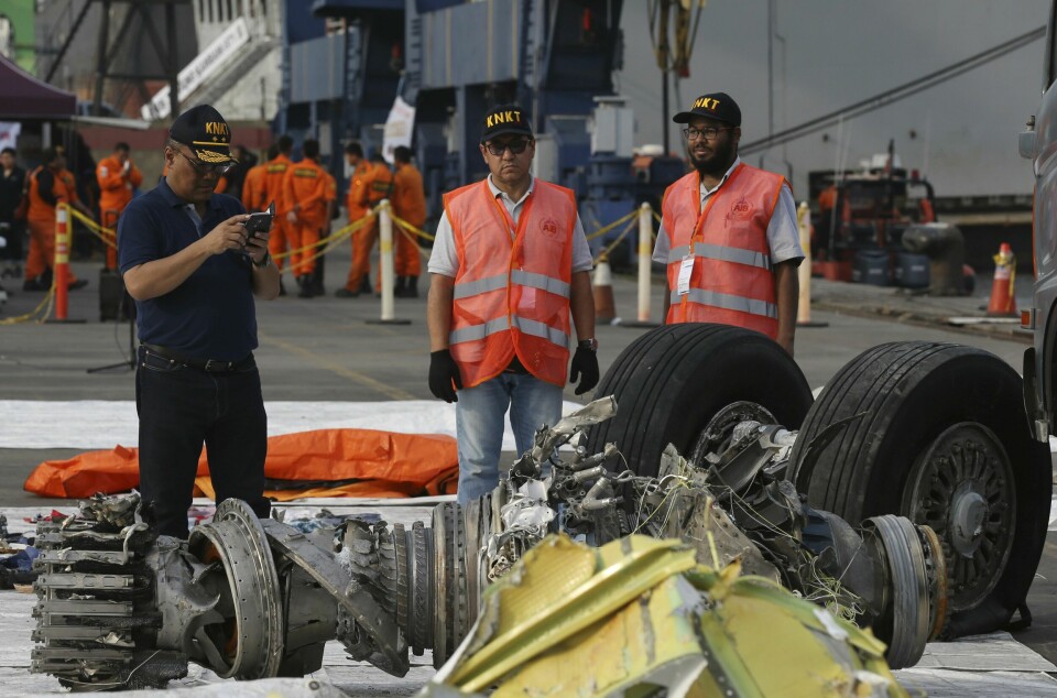 Ulykkesgranskere ser på flydeler som ble funnet etter at et Boeing 737 Max 8 styrtet i havet utenfor Indonesia i 2018. Ulykkesgranskere ser på flydeler som ble funnet etter at et Boeing 737 Max 8 styrtet i havet utenfor Indonesia i 2018. Foto: Achmad Ibrahim / AP / NTB