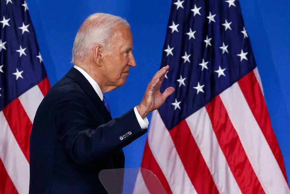 Etter stort press internt i eget parti, kunngjorde USAs president Joe Biden søndag at han ikke stiller til gjenvalg i november. Han har i stedet lagt all sin støtte bak visepresident Kamala Harris. FILE PHOTO: U.S. President Joe Biden gestures as he departs following a press conference during NATO's 75th anniversary summit, in Washington, U.S., July 11, 2024. REUTERS/Yves Herman/File Photo