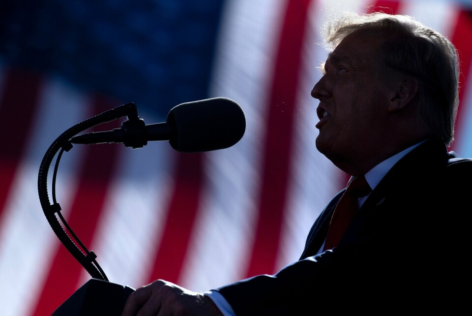Ekspresident Donald Trump har igjen blikket vendt mot Det ovale kontor i Washington D.C. Men Kamala Harris ønsker å slå ham i valget. TOPSHOT - US President Donald Trump speaks during a Make America Great Again rally at Phoenix Goodyear Airport October 28, 2020, in Goodyear, Arizona. (Photo by Brendan Smialowski / AFP)