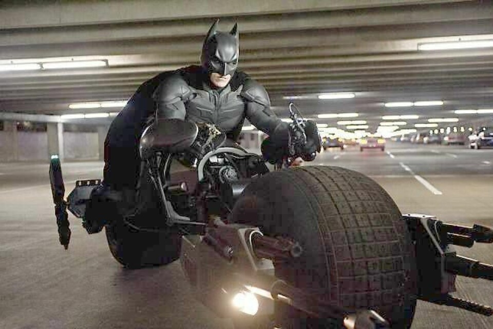 Fire skuespillere har spilt Batman på film siden 1988. George Clooney styrte batmobilen i «Batman & Robin», Joel Schumachers kalkun fra 1997 som satte en bråstopp for Batman-franchisen. Her er Christian Bale i 'The Dark Knight Rises'. FOTO: WARNER BROS. PICTURES