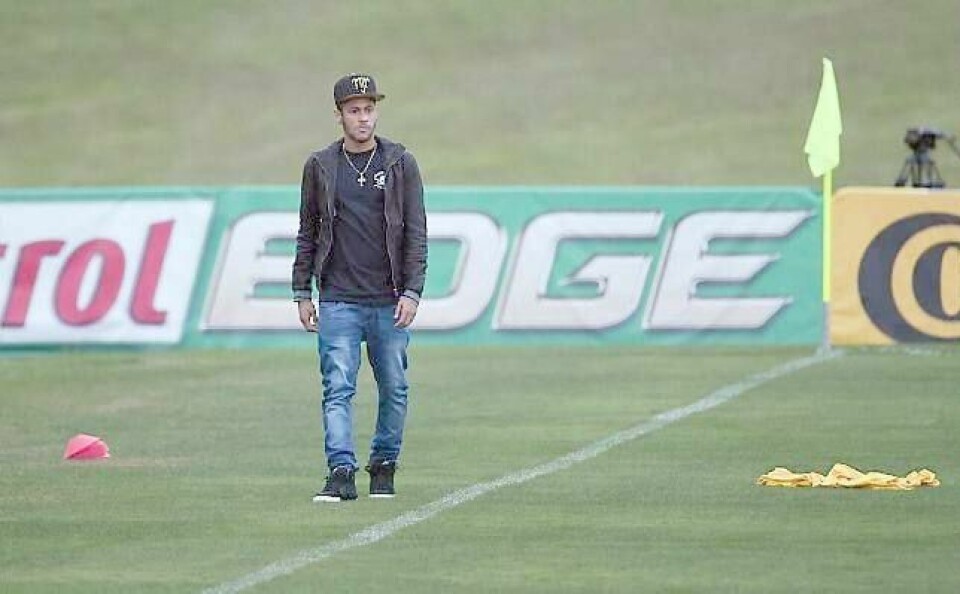 Slik kom Neymar tilbake på det brasilianske treningsfeltet. I sivil. Og slik avslutter han VM 2014. Men han håper Lionel Messi tar VM-tittelen.FOTO: VANDERLEI ALMEIDA/NTB SCANPIX