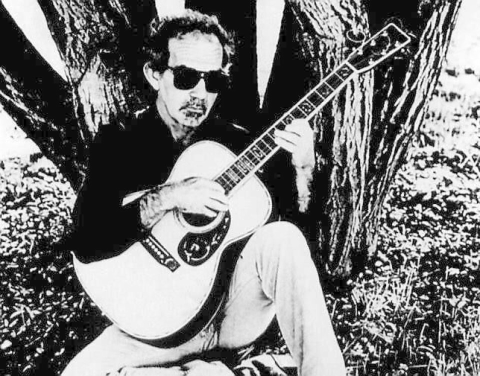 JJ Cale, «naturally» i tilbakelent situasjon, selvfølgelig med gitar.