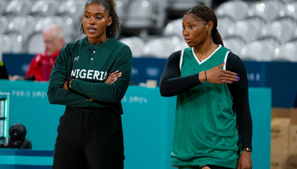 Nigerias landslagssjef Abi Olajuwon og spilleren Amy Okonkwo under trening i Lille. Nigerias landslagssjef Abi Olajuwon og spilleren Amy Okonkwo under trening i Lille. De nigerianske basketballkvinnene fikk ikke plass på båten og måtte reise 40 mil tur-retur til Paris uten å få være med på åpningsseremonien. Foto: Michael Conroy, AP / NTB