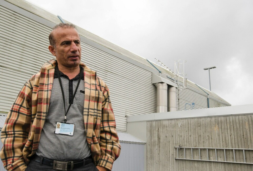 Etter vedlikeholdsarbeid i to år og 150 kvadratmeter med nye takplater på Tasta idrettshall, ble det i høst oppdaget nye lekkasjer på andre deler av taket. Shamir Moniri i Stavanger eiendom har ansvar for idrettsbygg. Han forteller at skadeomfanget er større enn ved forrige lekkasje, og at Stavanger eiendom trolig må ut med omtrent 600.000 kroner.