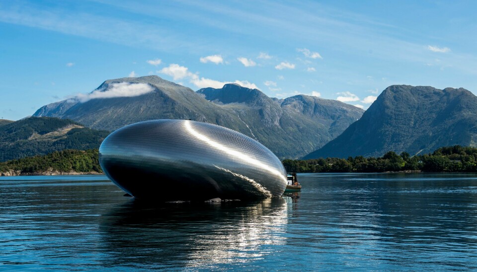 Salmon Eye i Hardangerfjorden har fått flere internasjonale arkitekturpriser. Michelinrestauranten Iris ble plukket ut til den prestisjetunge kåring i Time Magazine av verdens 100 beste steder å besøke. Kunstinstallasjonen Salmon Eye ble fredag avduket i Hardangerfjorden. Foto: Marit Hommedal / NTB
