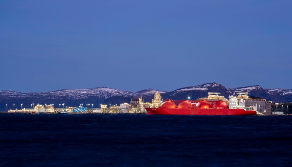 På Melkøya utenfor Hammerfest har Equinor bygget et anlegg for mottak og prosessering av naturgass fra Snøhvitfeltet i Barentshavet. Regjeringen ønsker å elektrifisere anlegget, men møter motstand fra blant annet reineiere. Elektrifiseringen av Melkøya vil skje allerede i 2030, og ikke i 2028 slik Equinor planla, ifølge NRK. Foto: Fredrik Varfjell / NTB