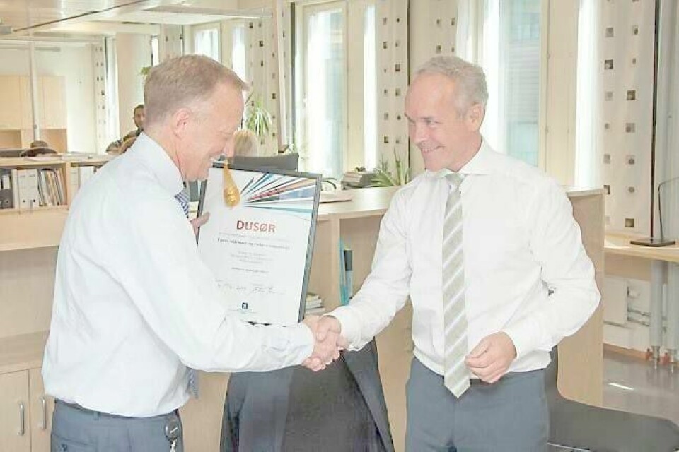 Kommunal- og moderniseringsminister Jan Tore Sanner (H) utleverte sin første dusør til Statsbygg ved administrerende direktør Harald Nikolaisen. FOTO: HELGE KVANDAL