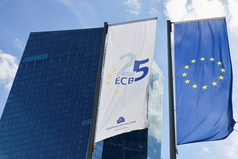 Den europeiske sentralbankens flagg utenfor bankens hovedkvarter i Frankfurt, Tyskland. Den europeiske sentralbankens flagg utenfor bankens hovedkvarter i Frankfurt, Tyskland.