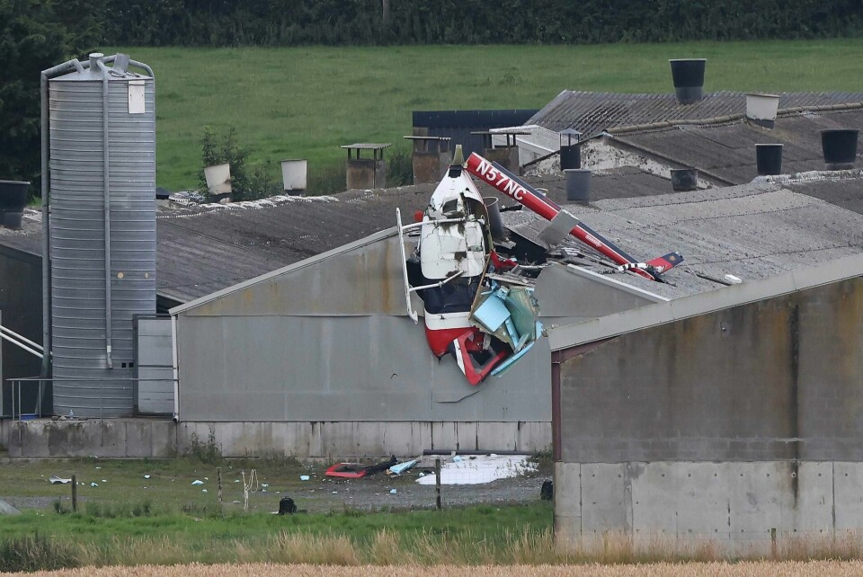 To menn i 40-årene mistet livet da et helikopter krasjet inn i et bygg i nærheten av den irske landsbyen Killucan. To menn i 40-årene mistet livet da et helikopter krasjet inn i et bygg i nærheten av den irske landsbyen Killucan. Foto: Damien Eagers / PA / AP