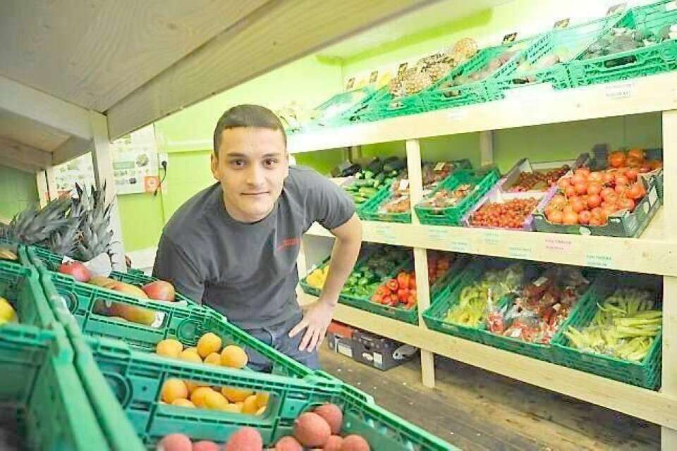 Burak Aydin (25) hos Mosses Delikatesse synes Lime-saken er lei. - Det er negativt for andre småbutikker, som oss, for vi gjør alt for å drive redelig. FOTO: ELISABETH SKOVLY
