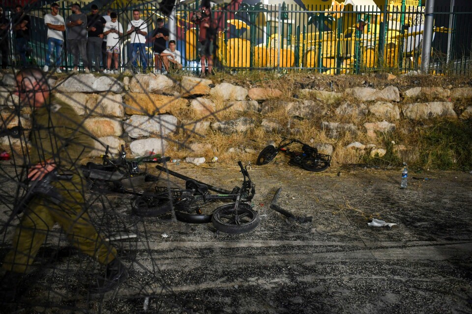 Det israelske militæret opplyser at de har angrepet Hizbollah-mål «langt inne på libanesisk territorium og i det sørlige Libanon» med fly. Ødelagte barnesykler på stedet som ble rammet av et rakettangrep. Foto: Gil Eliyahu / AP / NTB