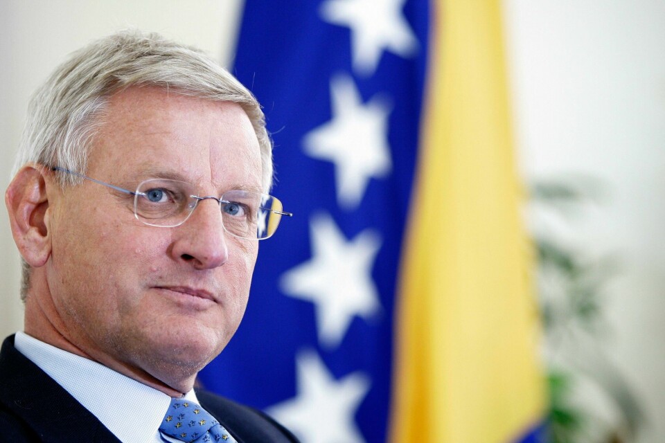 Carl Bildt er nå medformann i tankesmia European Council on Foreign Relations (ECFR), og følger europeisk politikk og krigen i Ukraina svært tett. Han brukes ofte som ekspert i både svenske og utenlandske medier. Swedish Foreign Affairs Minister, Carl Bildt sits for talks with his Bosnian counterpart, in Sarajevo on January 26, 2011. Bildt arrived in two-day unofficial working visit to Bosnia and Herzegovina where he is expected to atend several meetings with country's top officials and political party leaders. AFP PHOTO ELVIS BARUKCIC