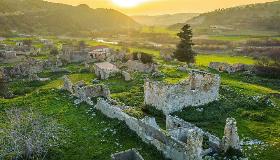 Ruinene av et forlatt hus i landsbyen Souskiou på Kypros. 20. juli var det 50 år siden Tyrkia invaderte Nord-Kypros, den fremste kilden til konflikt mellom Tyrkia og Hellas i dag. Rester av murvegger i et grønt landskap.