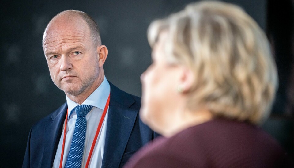 NHO-sjef Ole Erik Almlid bør heller kritisere tidligere statsminister Erna Solberg (H) enn den sittende regjeringen når det kommer til vindkraft, mener vår kommentator. NHO-sjef Ole Erik Almlid bør heller kritisere tidligere statsminister Erna Solberg (H) enn den sittende regjeringen når det kommer til vindkraft, mener vår kommentator.