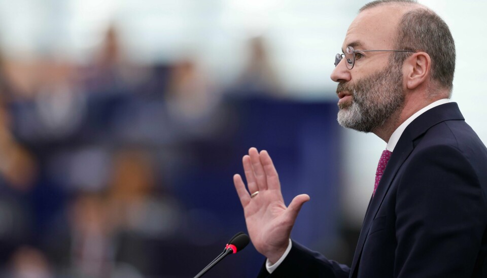 Tyske Manfred Weber, som leder den største partigruppen i EU-parlamentet, er bekymret for at lettelser i innreisereglene til Ungarn for russere og belarusere kan føre til mer spionasje i EU. Tyske Manfred Weber, som leder den største partigruppen i EU-parlamentet, er bekymret for at lettelser i innreisereglene til Ungarn for russere og belarusere kan føre til mer spionasje i EU. Foto: Jean-François Badias / AP / NTB